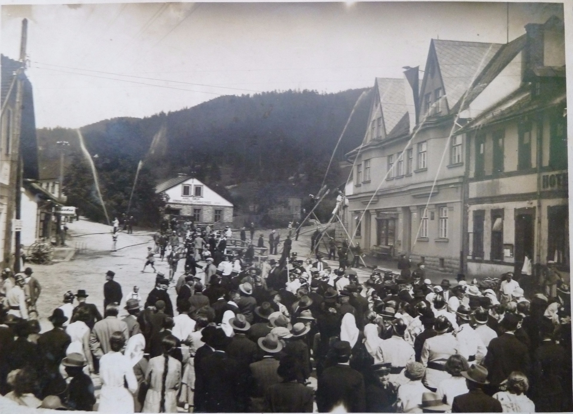 Staré Hamry - Svobodisko - rynek, cvičení hasičů cvičení