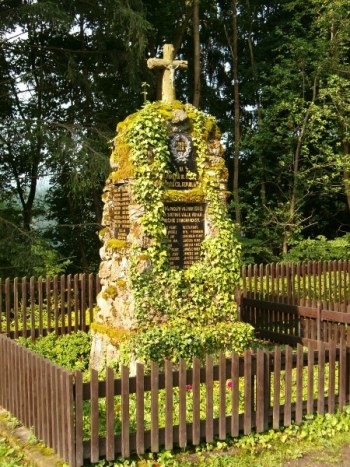 Pomník padlým v 1. sv. válce u kostela ve Starých Hamrech